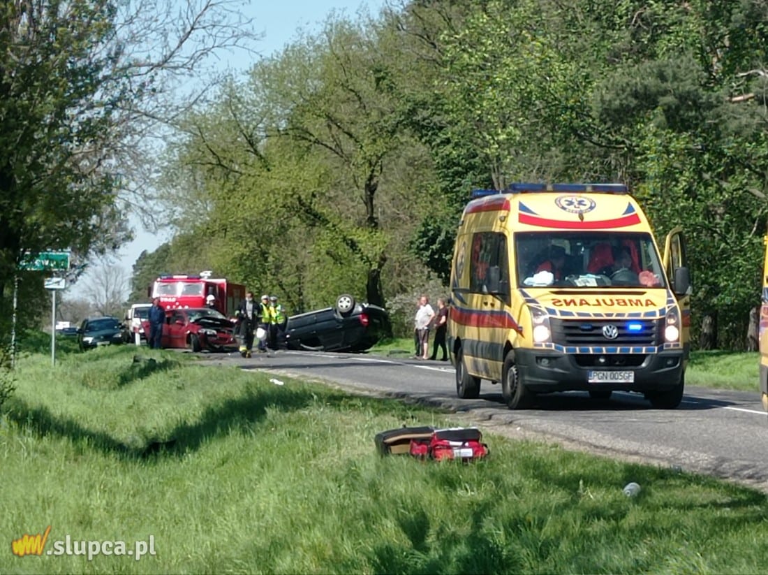 Zderzyły się trzy auta. Wezwano śmigłowiec  ZDJĘCIA