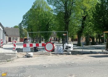 Stoją, bo materiału nie mają