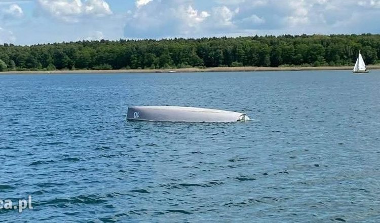 Dwie osoby wypadły z łódki