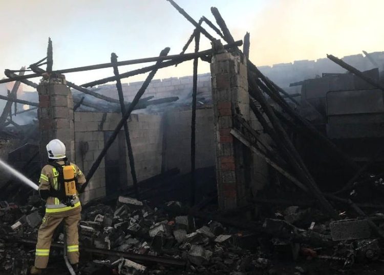 Dwadzieścia zastępów straży gasiło pożar