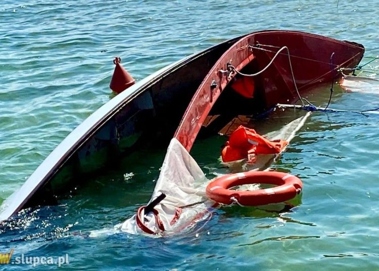 Wypożyczyli łódkę. Rozpadła się w trakcie pływania
