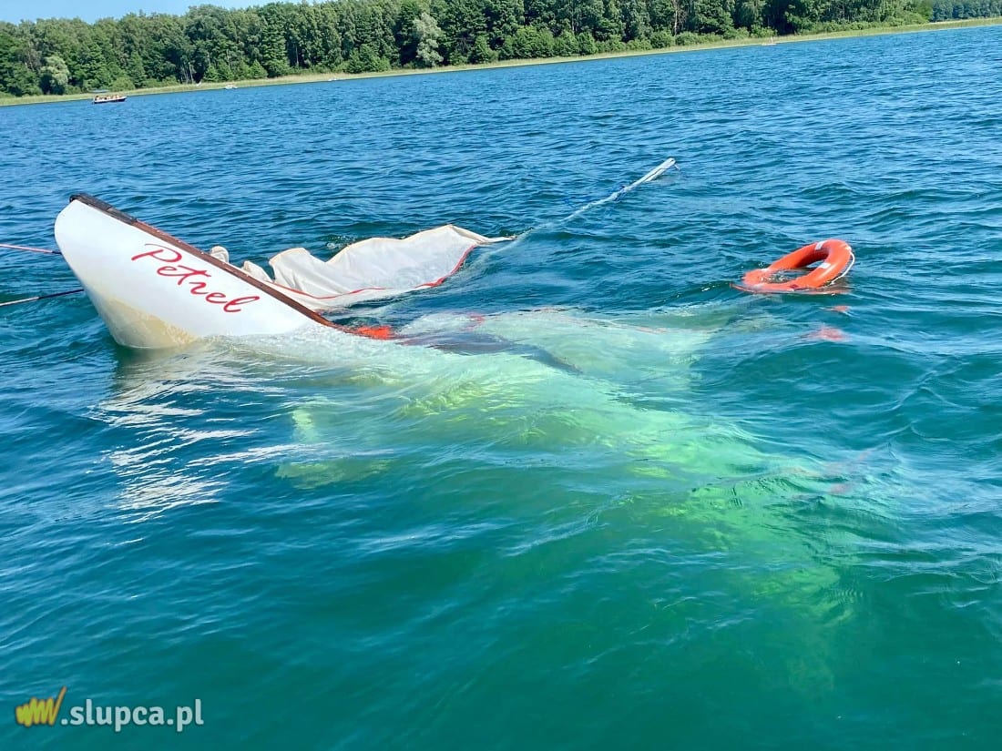 Wypożyczyli łódkę. Rozpadła się w trakcie pływania