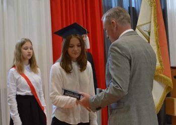 Pożegnanie absolwentów w Jedynce ZDJĘCIA