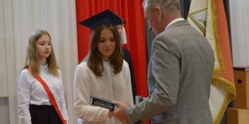 Pożegnanie absolwentów w Jedynce ZDJĘCIA