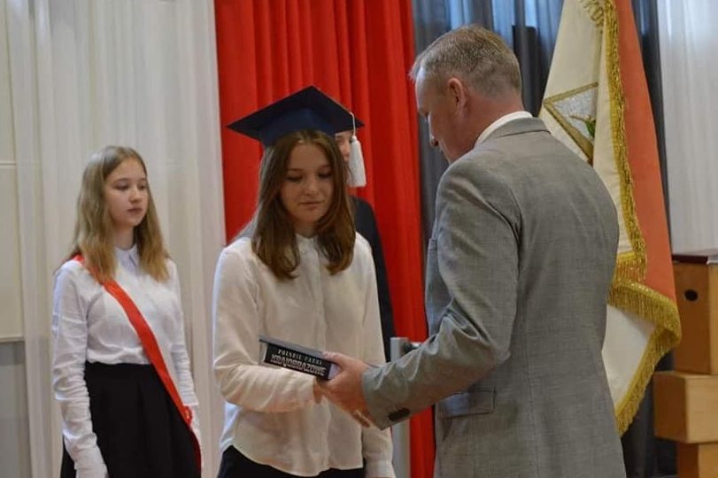 Pożegnanie absolwentów w Jedynce ZDJĘCIA