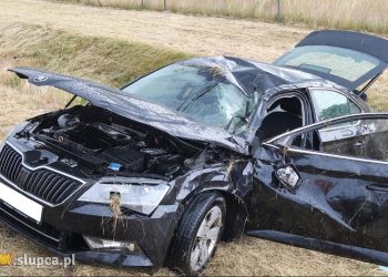 Wpadł w poślizg i dachował. Trafił do szpitala