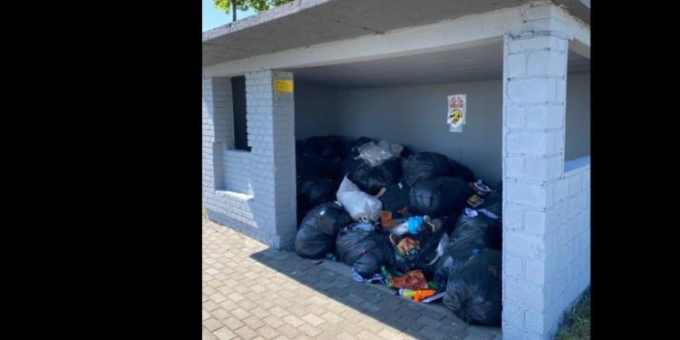 Śmietnik na przystanku. „Ktoś się bardzo napracował”