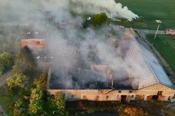 Dziewięć godzin walczyli z pożarem w Młodziejewicach WIDEO