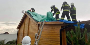 Zabezpieczali dziurawy dach