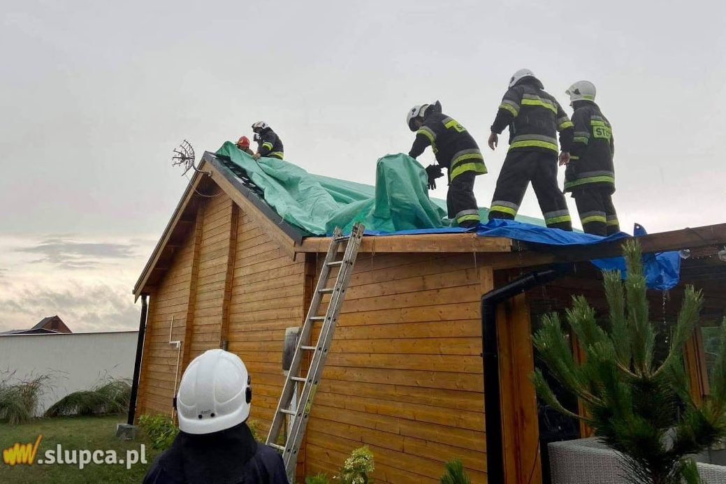 Zabezpieczali dziurawy dach
