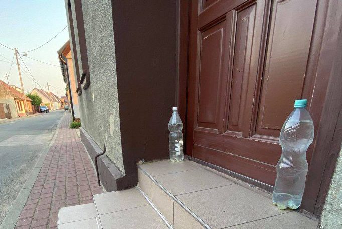 Na ul. Wodnej w Powidzu: Po co te butelki?