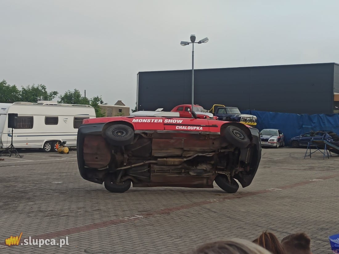 Driftował, dachował i miażdżył auta. Show kaskadera w Słupcy