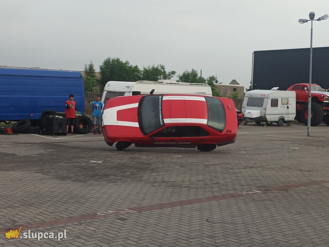 Driftował, dachował i miażdżył auta. Show kaskadera w Słupcy
