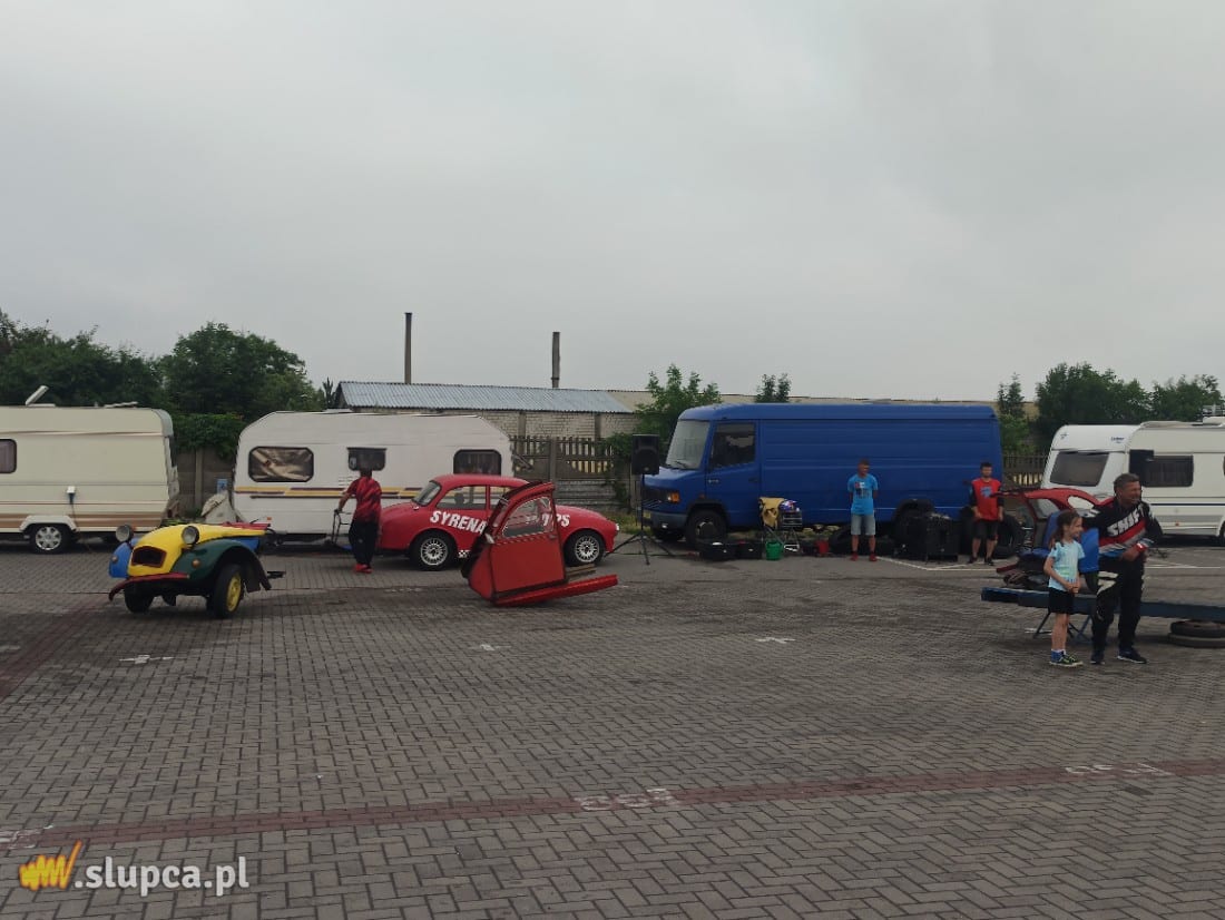 Driftował, dachował i miażdżył auta. Show kaskadera w Słupcy