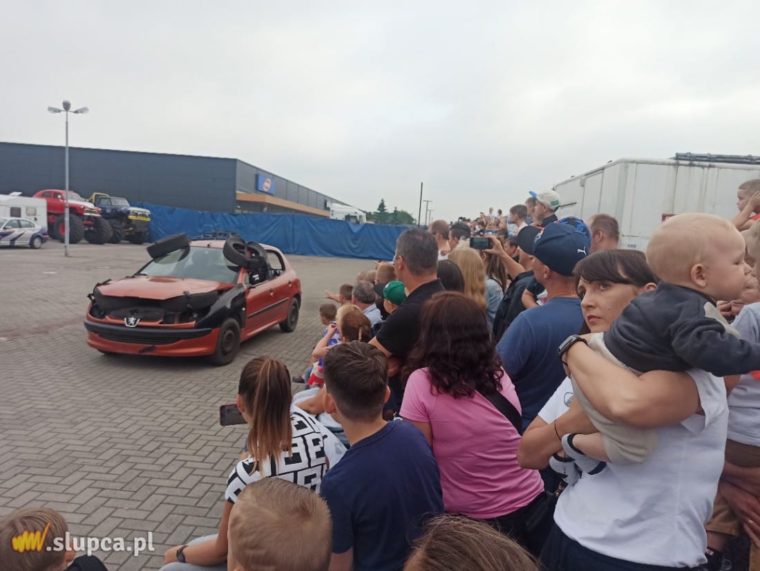Driftował, dachował i miażdżył auta. Show kaskadera w Słupcy