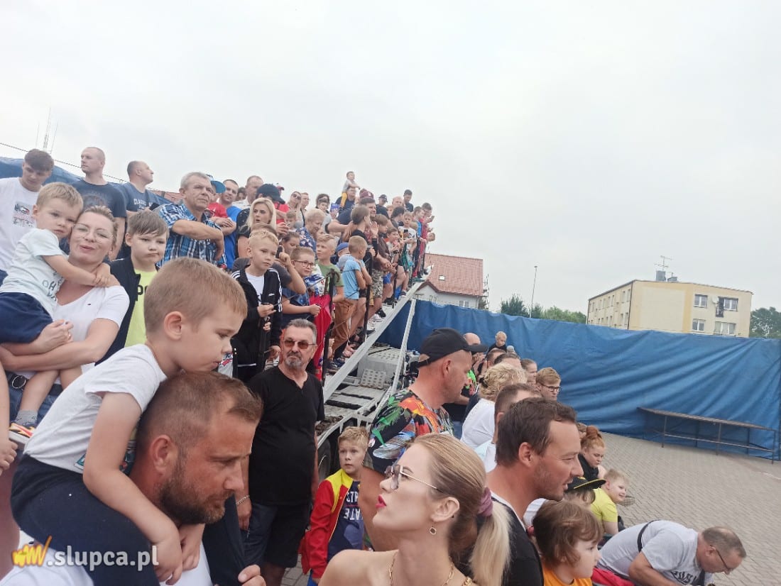 Driftował, dachował i miażdżył auta. Show kaskadera w Słupcy