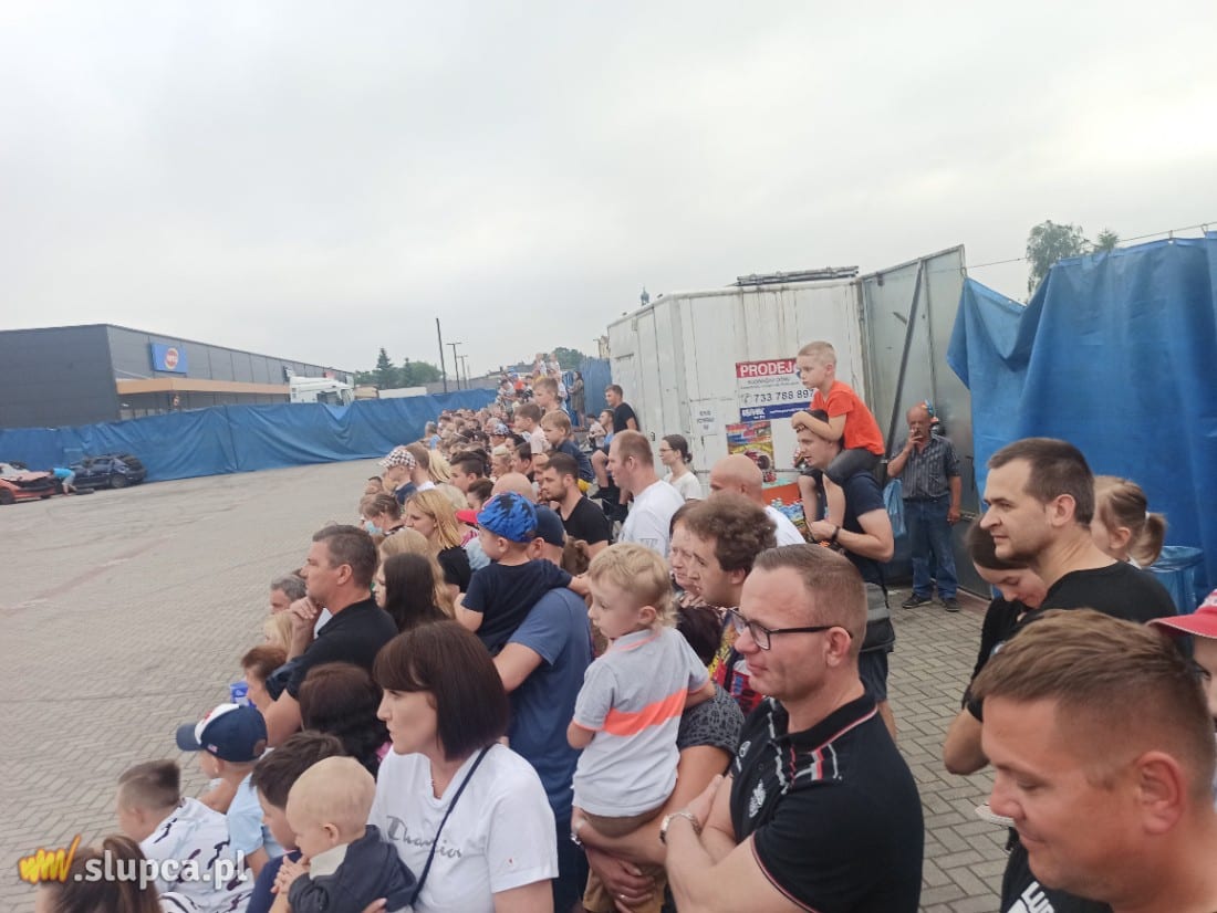 Driftował, dachował i miażdżył auta. Show kaskadera w Słupcy