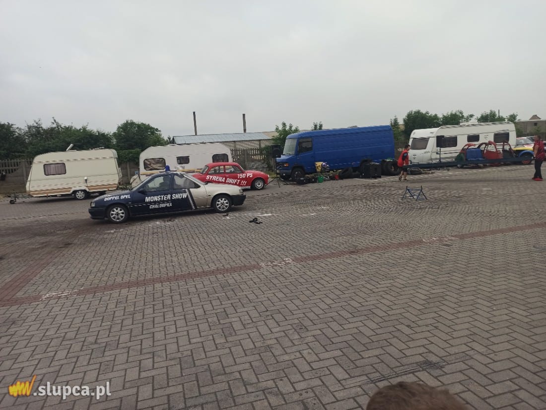 Driftował, dachował i miażdżył auta. Show kaskadera w Słupcy