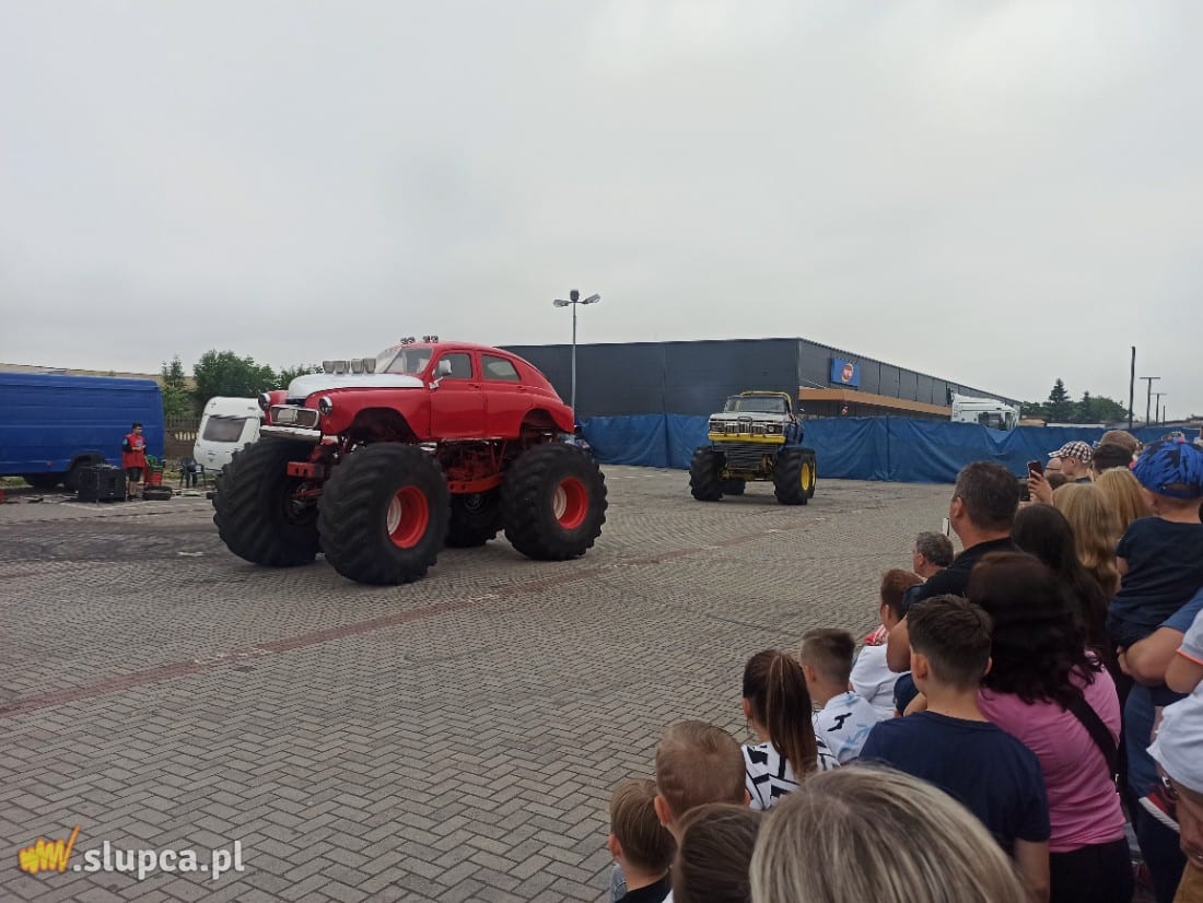 Driftował, dachował i miażdżył auta. Show kaskadera w Słupcy