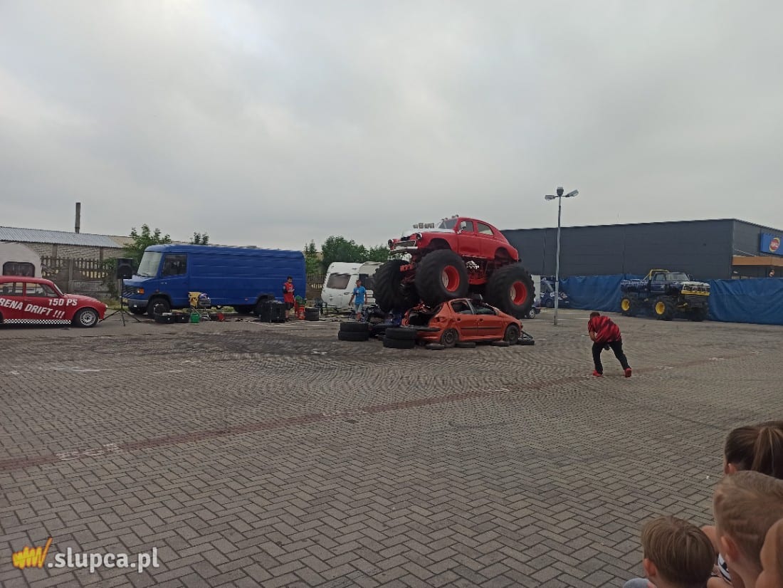 Driftował, dachował i miażdżył auta. Show kaskadera w Słupcy