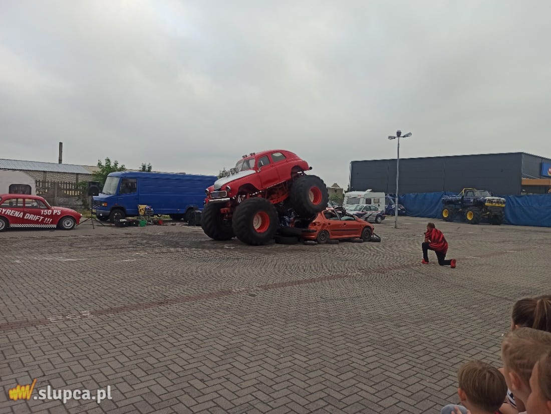 Driftował, dachował i miażdżył auta. Show kaskadera w Słupcy