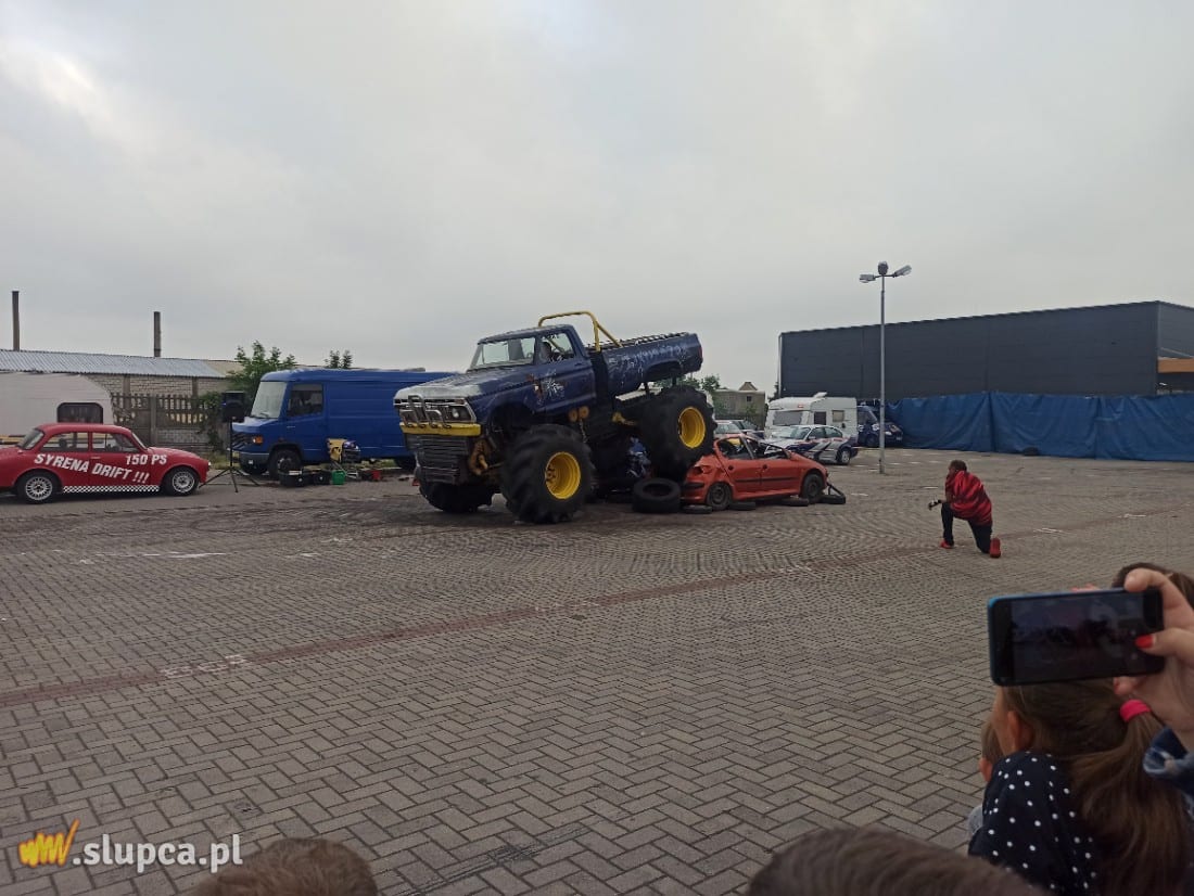 Driftował, dachował i miażdżył auta. Show kaskadera w Słupcy