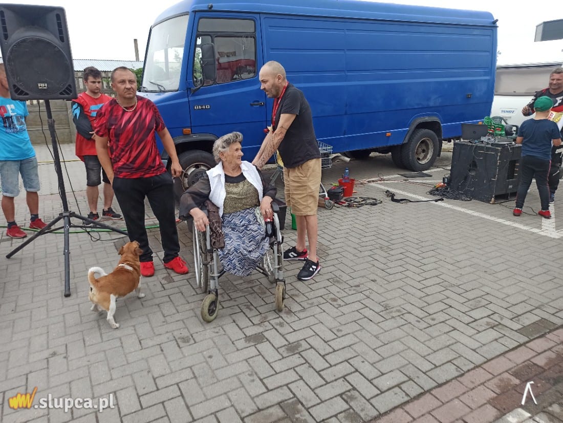 Driftował, dachował i miażdżył auta. Show kaskadera w Słupcy