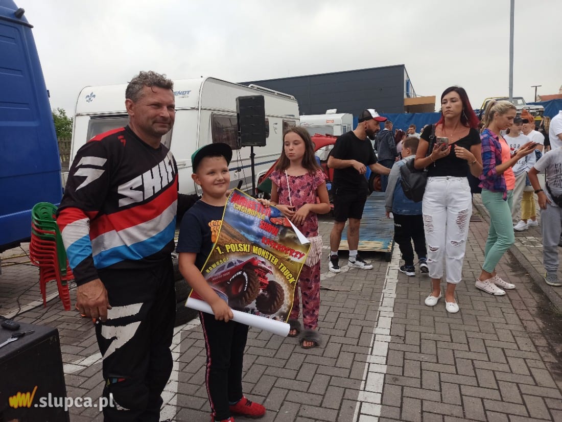 Driftował, dachował i miażdżył auta. Show kaskadera w Słupcy