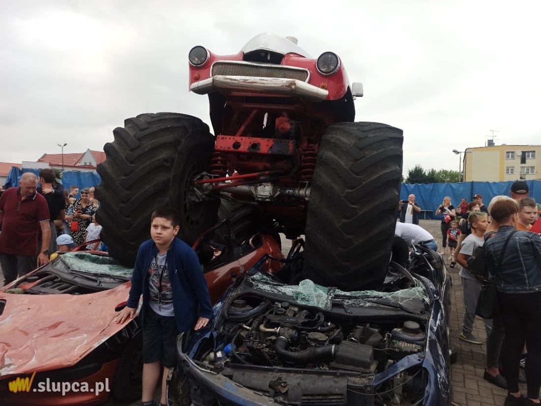 Driftował, dachował i miażdżył auta. Show kaskadera w Słupcy