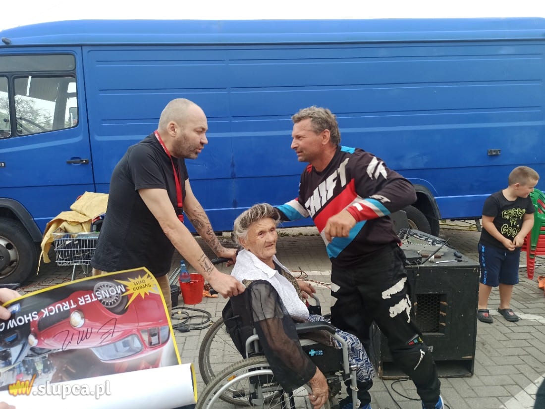 Driftował, dachował i miażdżył auta. Show kaskadera w Słupcy