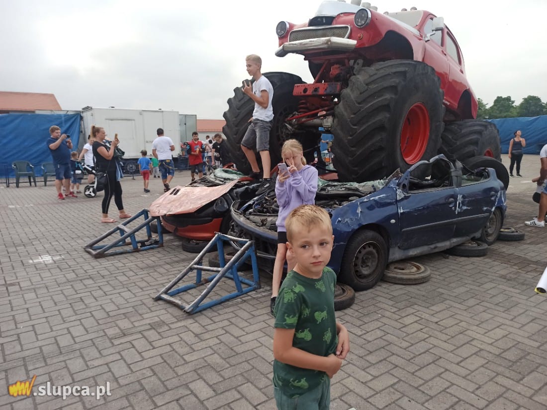 Driftował, dachował i miażdżył auta. Show kaskadera w Słupcy