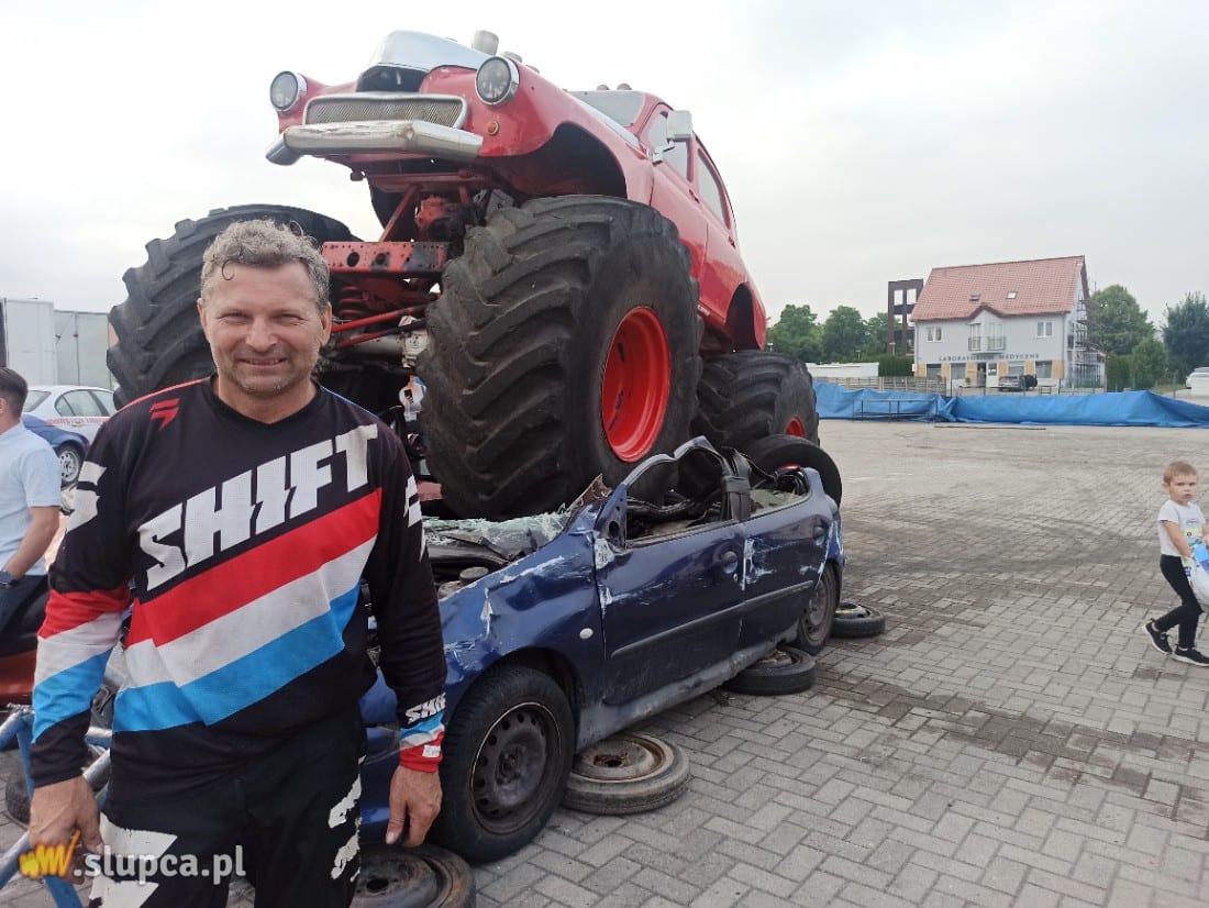 Driftował, dachował i miażdżył auta. Show kaskadera w Słupcy