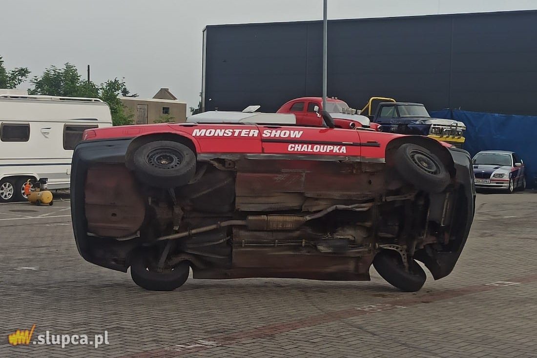 Driftował, dachował i miażdżył auta. Show kaskadera w Słupcy