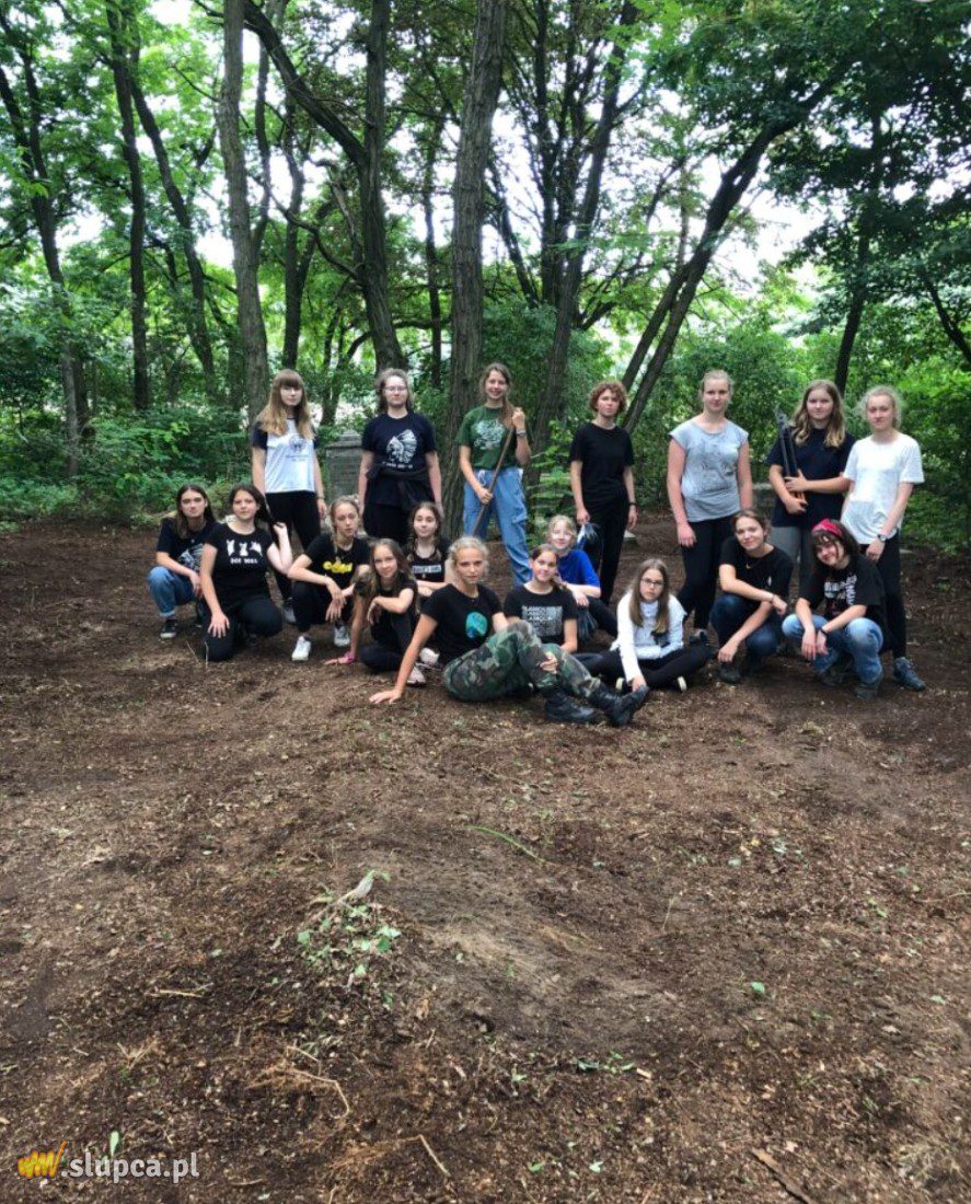 Harcerze uporządkowali cmentarz