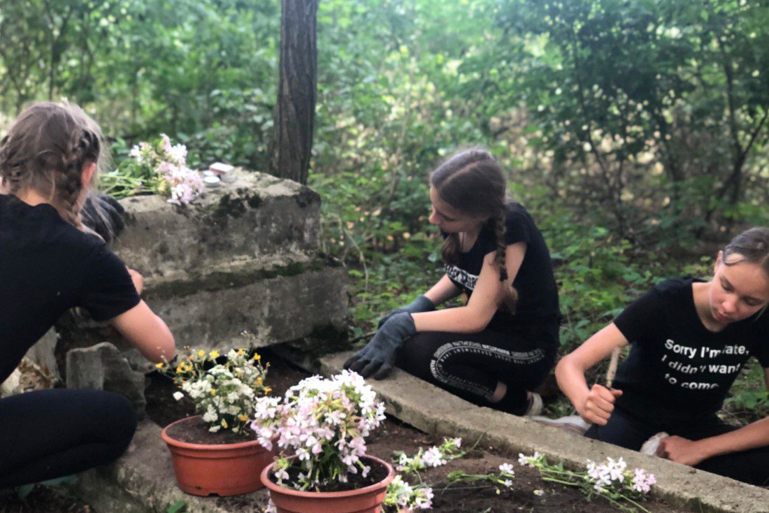 Harcerze uporządkowali cmentarz