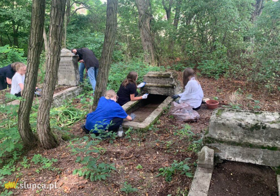 Harcerze uporządkowali cmentarz