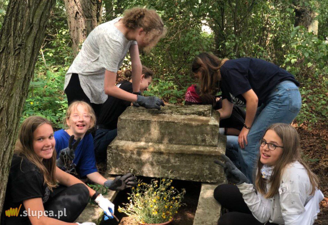 Harcerze uporządkowali cmentarz