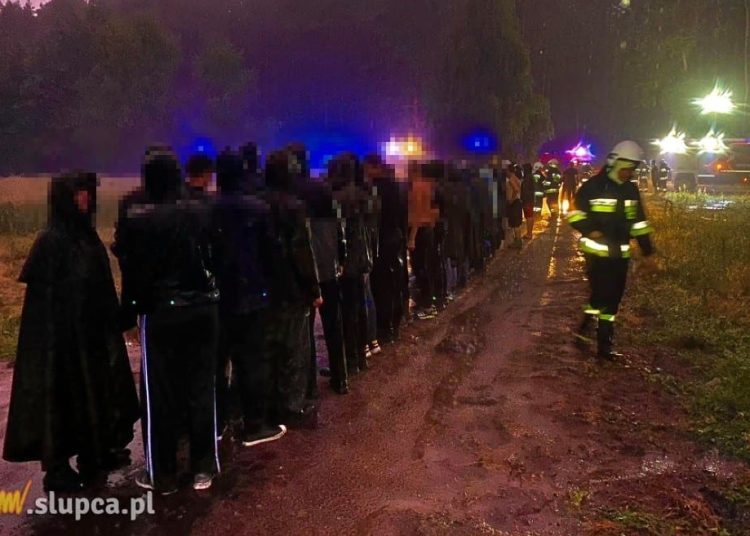 Obóz w niebezpieczeństwie. Ewakuowali 67 osób