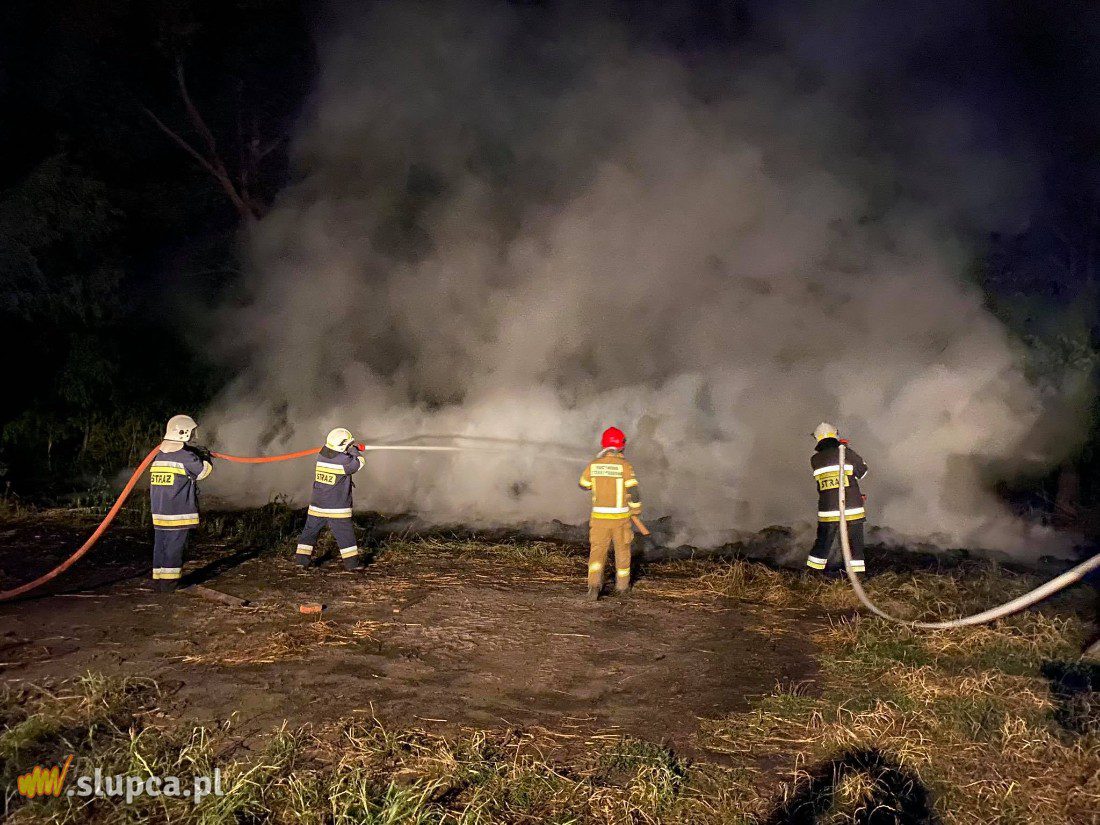 W nocy spłonął stóg. Strażacy mówią o podpaleniu ZDJĘCIA