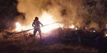 W nocy spłonął stóg. Strażacy mówią o podpaleniu ZDJĘCIA