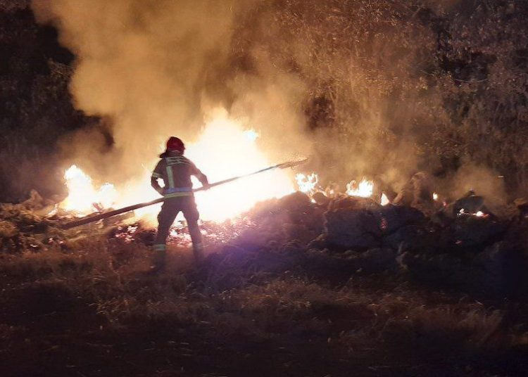 W nocy spłonął stóg. Strażacy mówią o podpaleniu ZDJĘCIA