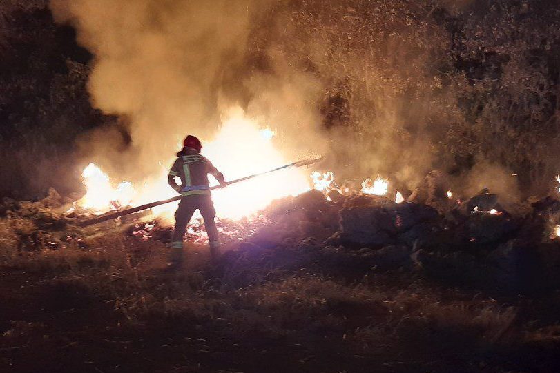 W nocy spłonął stóg. Strażacy mówią o podpaleniu ZDJĘCIA