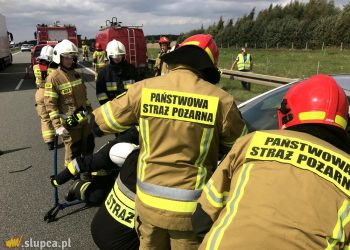 Rozbił auto o barierki na autostradzie