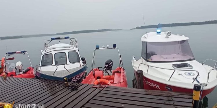 Żaglówka nie mogła spłynąć do brzegu