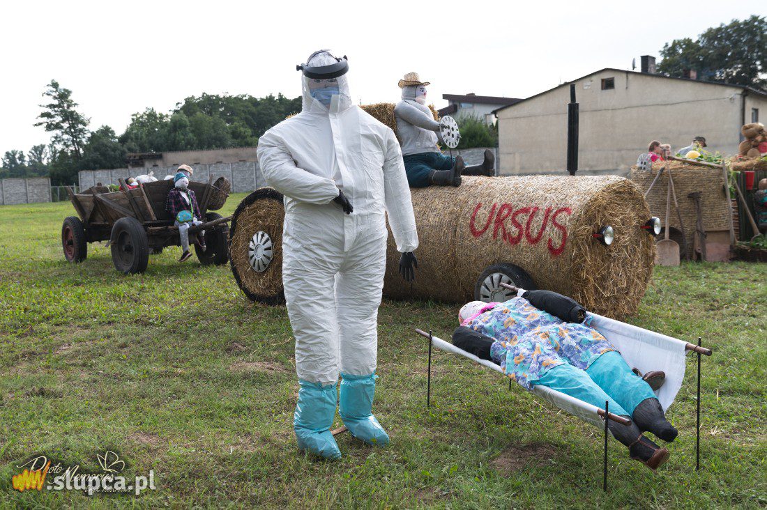 Ostrowite: Zbudowali słomianą wioskę
