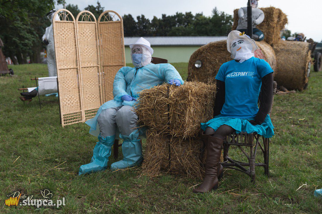 Ostrowite: Zbudowali słomianą wioskę