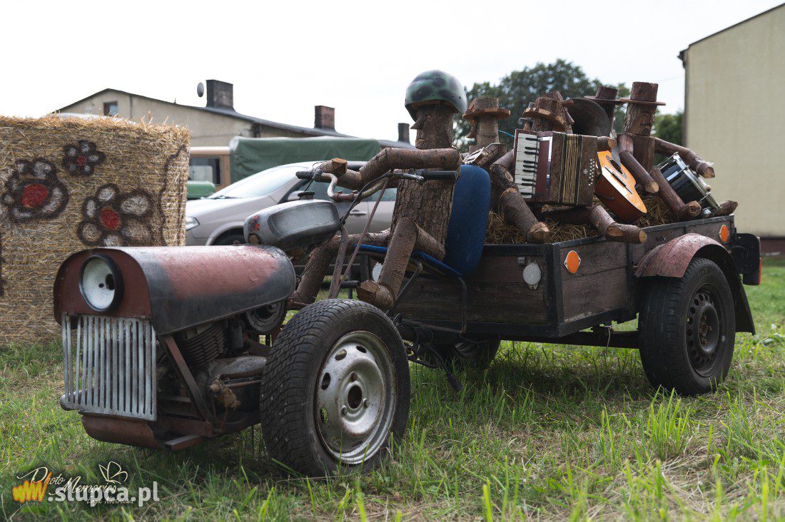Ostrowite: Zbudowali słomianą wioskę
