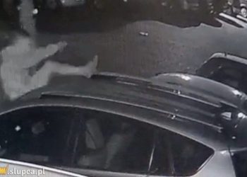 Kamera nagrała, jak niszczą samochód