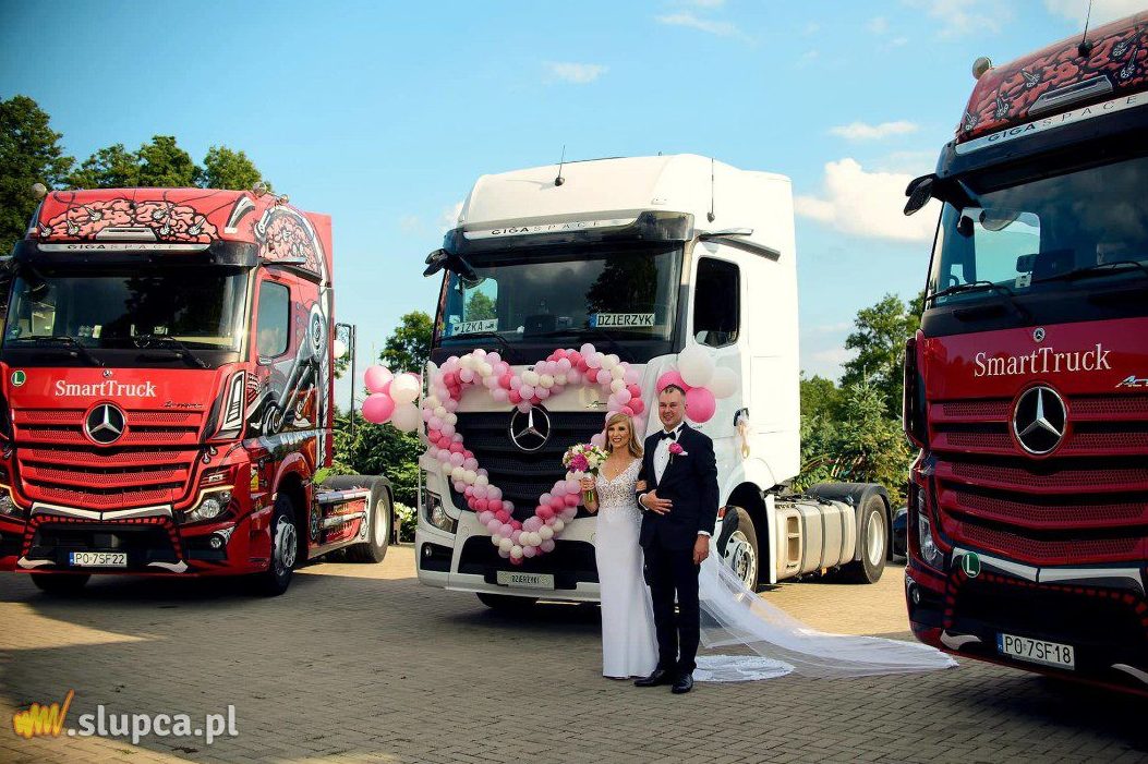 Razem jeżdżą ciężarówką. Wzięli ślub