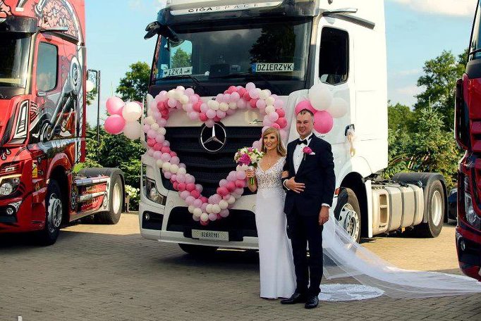 Razem jeżdżą ciężarówką. Wzięli ślub